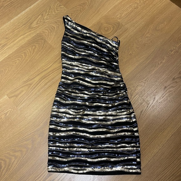 Dress ✨ - Picture 2 of 3